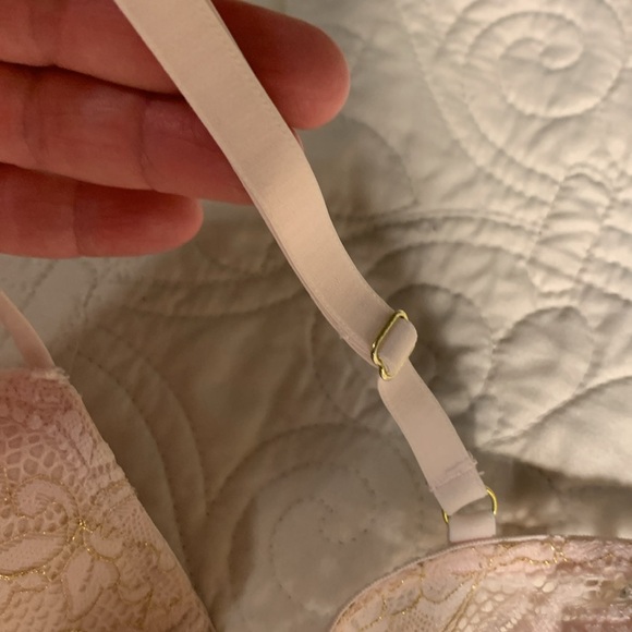 Lacy bra - Picture 8 of 9